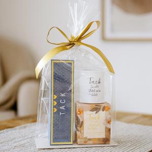 Presentset Tack i cellofan (Chokladpraliner & ljuslykta)