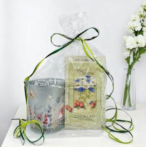 Presentset Härliga Sommar i cellofan (Chokladpraliner och ljuslykta)