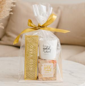 Presentset Guld Värd i cellofan (Chokladpraliner & ljuslykta)